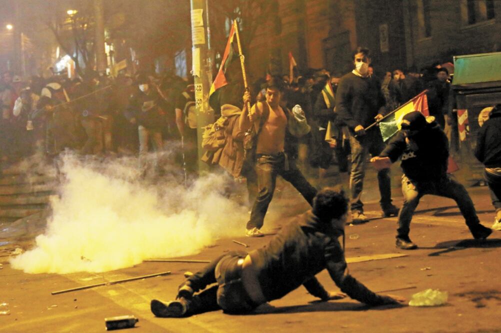 Bolivianos durante una protesta contra el tribunal electoral en La Paz. Por la noche se registraron fuertes disturbios. Foto: UESLEI MARCELINO. REUTERS
