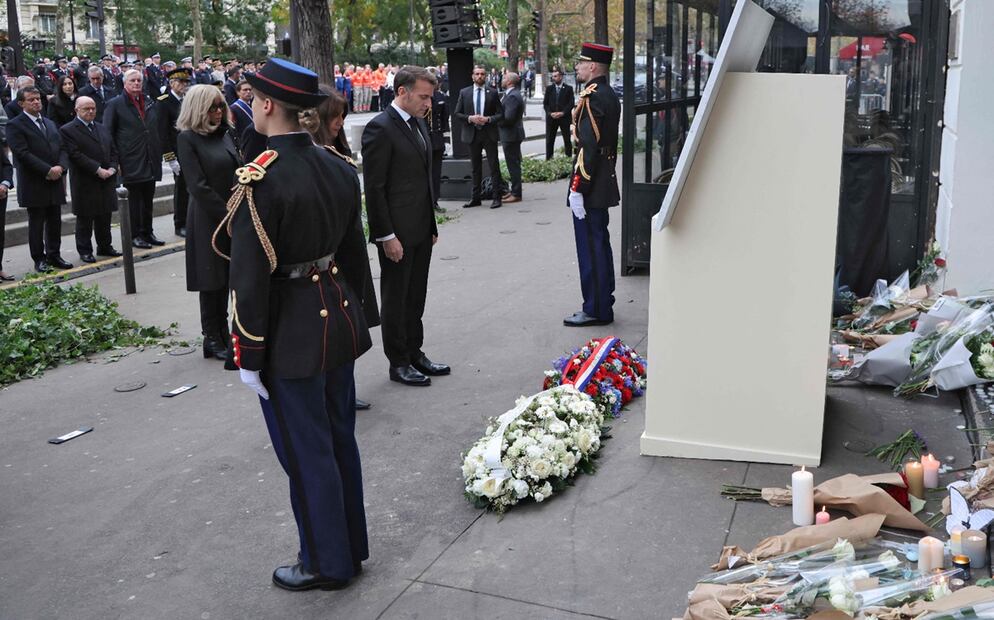 El presidente de Francia, Emmanuel Macron, y la alcaldesa de París, Anne Hidalgo, rinden homenaje a las víctimas. Foto: AFP
