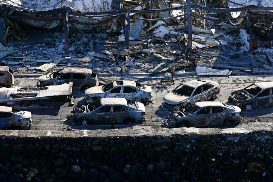 Un cementerio de carros quemados, en Front Street, Lahaina, luego del
paso de los incendios en esta semana. Fotos: Justin Sullivan