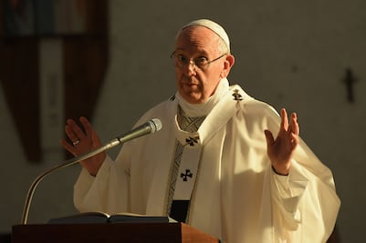 Papa, "profundamente triste" por "bárbaro" atentado en Manchester