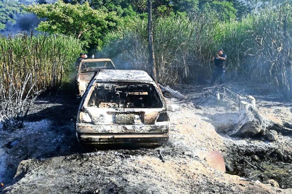 En el poliducto Minatitlán–México, a la altura del poblado de Zapoapan, se hallaron tres vehículos incinerados, presuntamente propiedad de los huachicoleros. (FOTOS: ESPECIALES)