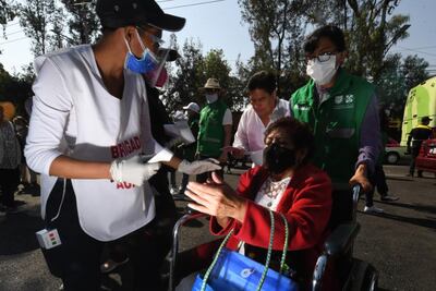 "Por fin vamos a irnos de vacaciones... es broma": dice doña Rosa tras vacunarse en Álvaro Obregón 