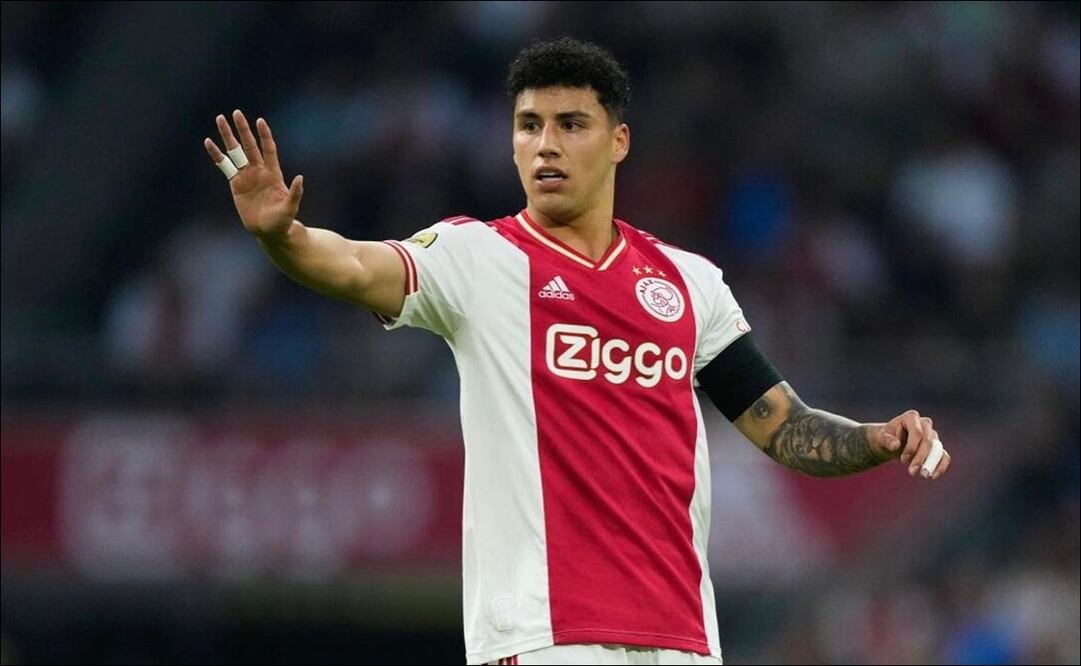 Seguidores del Ajax se mofaron y celebraron la partida de Jorge Sánchez a Cruz Azul