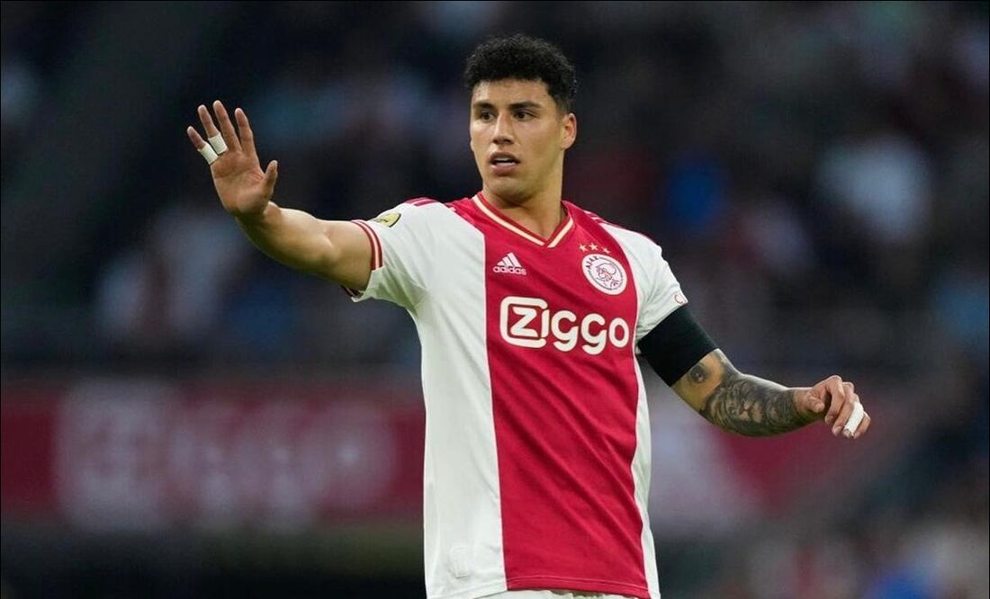 Seguidores del Ajax se mofaron y celebraron la partida de Jorge Sánchez a Cruz Azul