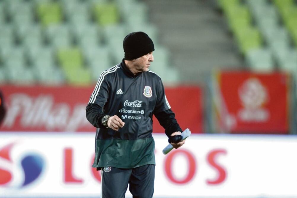 El estratega colombiano espera conseguir un buen resultado y mejor desempeño ante Polonia. Foto: IMAGO7