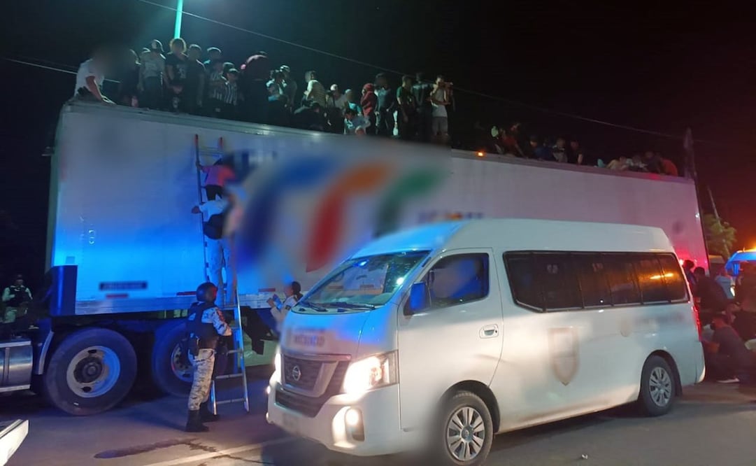 Migrantes en camión de carga. Foto: Tomada de Twitter @INAMI_mx