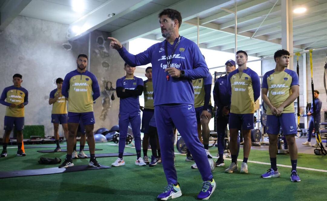El entrenador argentino da indicaciones a sus jugadores previo al debut ante Bravos. Foto: PumasMX