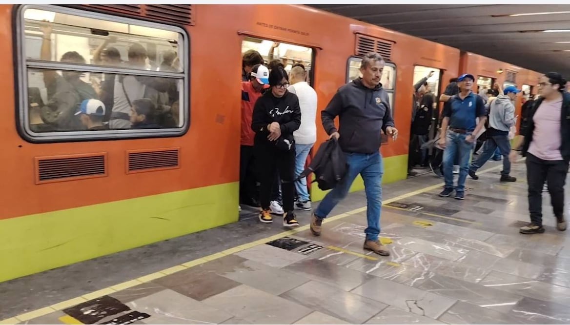 Metro con ligeros retrasos en hora pico pero sin grandes afectaciones. Foto: Fabián Evaristo / EL UNIVERSAL.