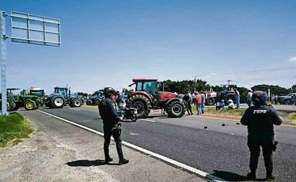 Agricultores continúan bloqueo de carretera federal Salamanca-Celaya en ambos sentidos; exigen precios justos para maíz y sorgo