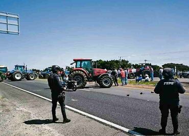 Agricultores continúan bloqueo de carretera federal Salamanca-Celaya en ambos sentidos; exigen precios justos para maíz y sorgo