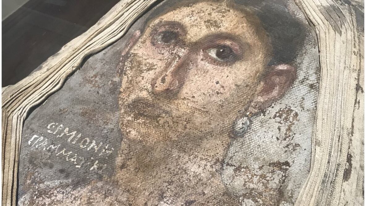 La "momia del retrato" lleva una pintura de Hermione sobre su rostro, inusualmente con su nombre y trabajo incluidos. Foto: BBC