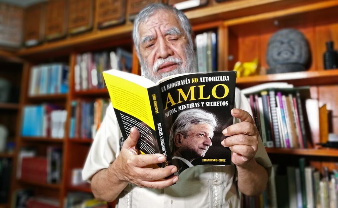 El profesor Rodolfo Lara muestra un ejemplar de su libro El sueño mexicano (2011), en el que describe los ejes de la cuarta transformación que Andrés Manuel López Obrador usó para consolidar su plan de gobierno. (LUMA LÓPEZ. EL UNIVERSAL)