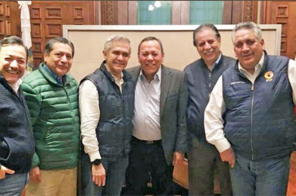 El jefe de Gobierno, Miguel Ángel Mancera (tercero de izq. a der.), sostuvo una reunión con dirigentes del PRD en el Antiguo Palacio del Ayuntamiento. (TOMADA DE TWITTER)