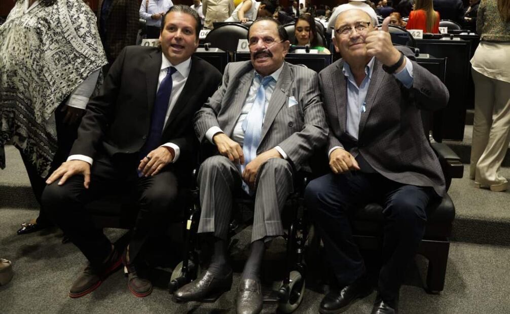 El licenciado Juan Francisco Ealy Ortiz, presidente ejecutivo de El Universal, visitó la Cámara de Diputados. Estuvo acompañado de su esposa Perla Diaz de Ealy y de su hija la diputada María Teresa Ealy. Foto: Carlos Mejía / EL UNIVERSAL