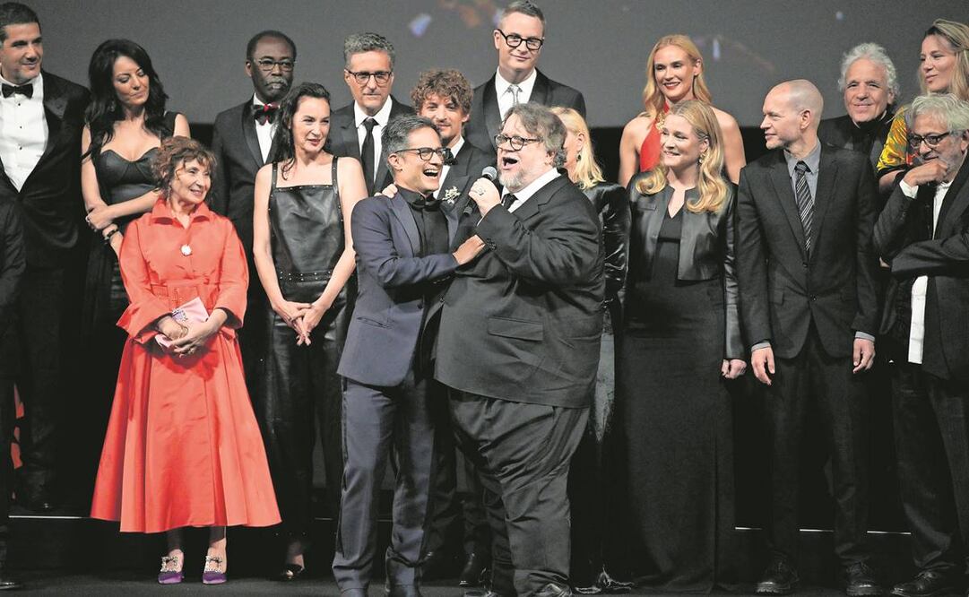 Gael García acompañó a Guillermo del Toro a la ceremonia del 75 aniversario del festival. Foto: Daniel Cole/AP