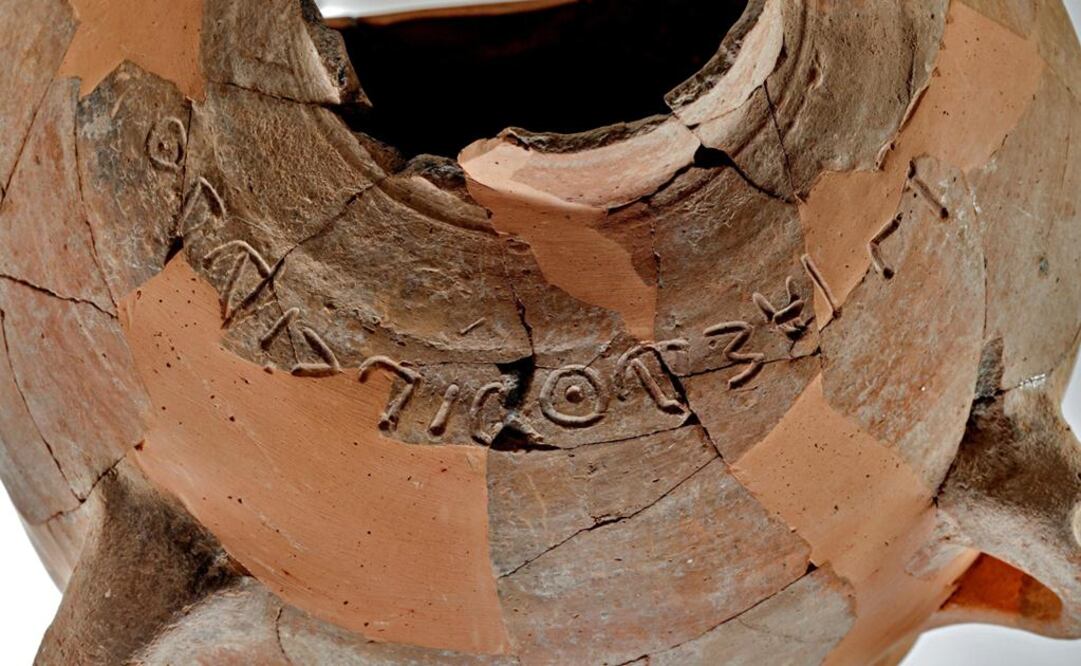 Al recomponer los fragmentos los arqueólogos descifraron el nombre de Eshbaal ben (hijo de) Beda en letra canaanea antigua. FOTO: EFE