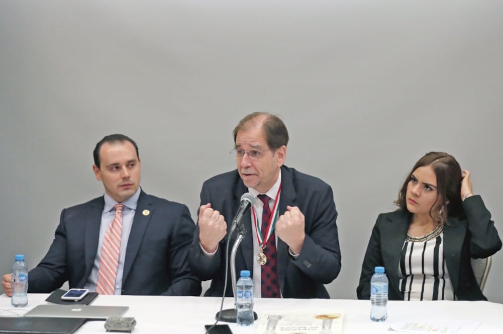 Agustín Basave recibió la Medalla Paladín, con la que se reconoce su trayectoria. Foto: VALENTE ROSAS. EL UNIVERSAL