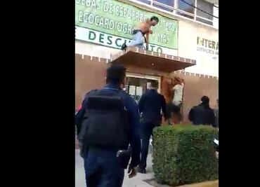Video. ¡De dos a tres caídas! Acorralan a asaltante en techo de un negocio; sujeto lo derriba y policías lo detienen