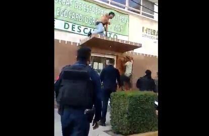 Video. ¡De dos a tres caídas! Acorralan a asaltante en techo de un negocio; sujeto lo derriba y policías lo detienen