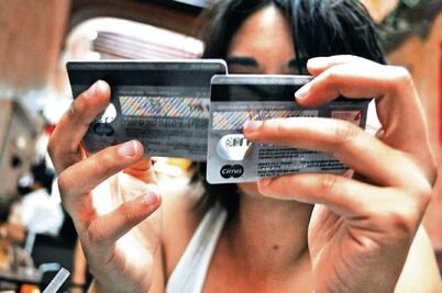 Colombianos vigilan a víctimas en redes