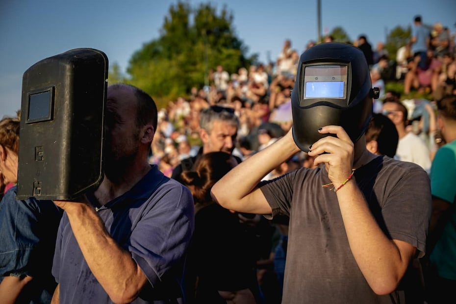 En Turín, Italia, la gente se cubrió la cara para poder disfrutar del eclipse, visible parcialmente. FOTO: EFE