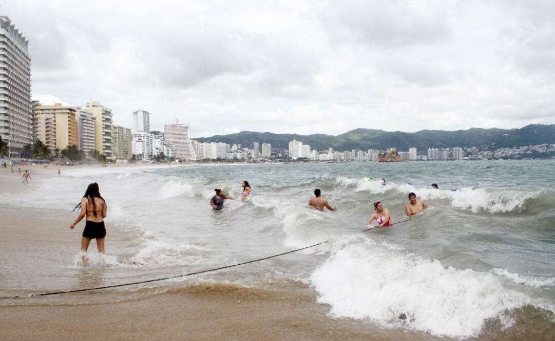 El temporal se ubicó ayer a 190 kilómetros al sur de Acapulco, Guerrero, donde turistas disfrutaban de la playa, y a 390 kilómetros al sur-sureste de Lázaro Cárdenas, Michoacán, precisó el Servicio Meteorológico Nacional (SMN). FOTO: Reuters