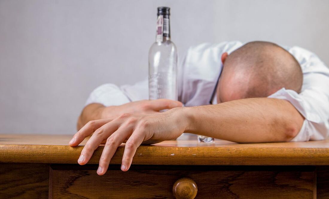 Cuando el organismo comienza a eliminar el alcohol, aparecen los efectos de la cruda o resaca. Foto: Pixabay