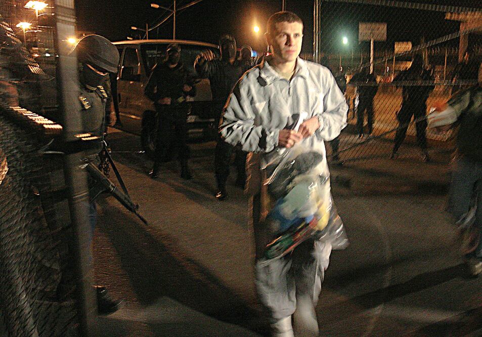 Iván Archivaldo es uno de los hijos de Joaquín Guzmán Loera que presuntamente busca sustituir a su padre en el liderazgo del cártel sinaloense. En imagen de 2008, a su salida de El Altiplano, tras ser exonerado de lavado (Especial