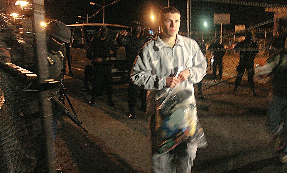 Iván Archivaldo es uno de los hijos de Joaquín Guzmán Loera que presuntamente busca sustituir a su padre en el liderazgo del cártel sinaloense. En imagen de 2008, a su salida de El Altiplano, tras ser exonerado de lavado (Especial