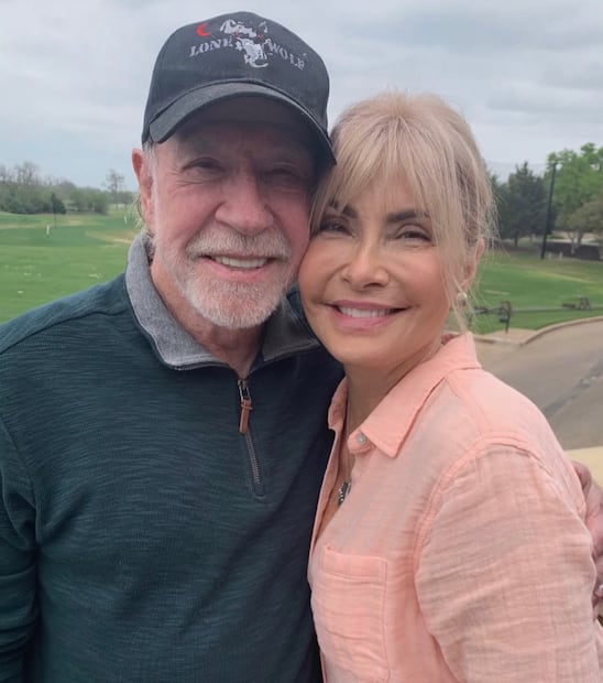 Chuck Norris y su esposa Gena O'Kelley; el actor compartió un mensaje de amor dedicado a ella por sus 26 años de casados.
