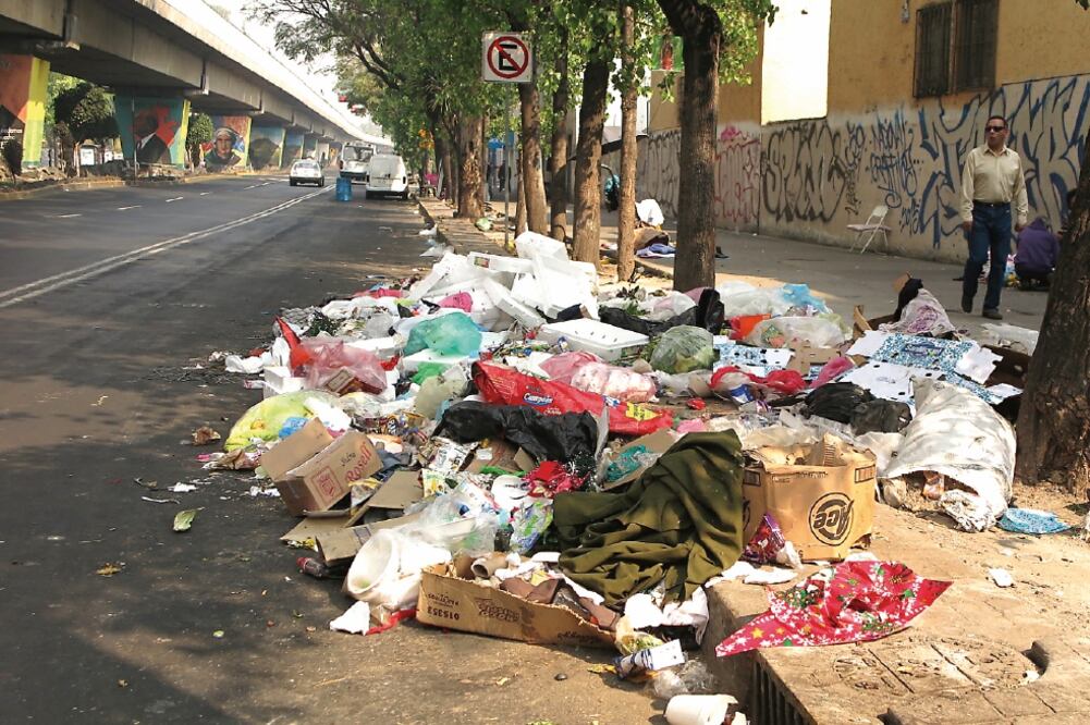 Los basureros clandestinos al aire libre son otro de los problemas que padece la demarcación, aunado al comercio informal en la vía pública (LUIS CORTÉS. EL UNIVERSAL)