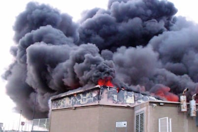 Salvan la vida 37 tras incendio en tienda comercial 