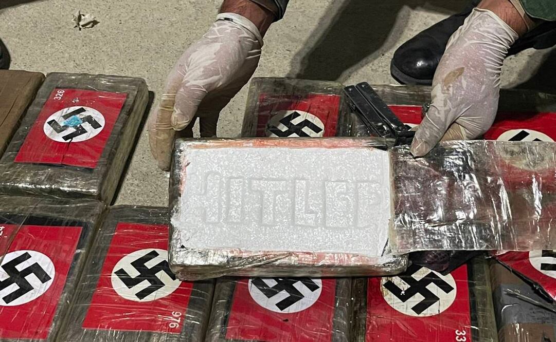 Autoridades peruanas muestran los paquetes de cocaína con esvásticas y la palabra Hitler. Foto: AFP