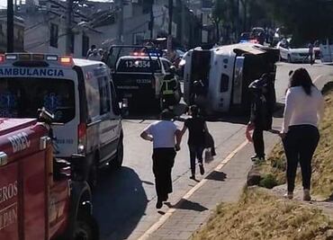 Microbús vuelca y deja a 8 personas heridas en Naucalpan