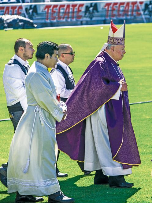 Buscan perdón. Luego de la misa, Sandoval condujo a los feligreses en una procesión para pedir perdón por los pecados (CAMILA MATA. EL UNIVERSAL)