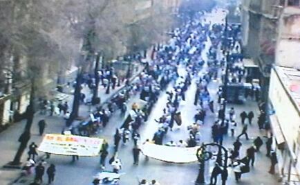 Marcha hacia el Zócalo llega a 5 de Mayo 