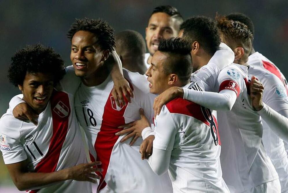 Los jugadores de Perú celebran uno de sus dos goles. AP