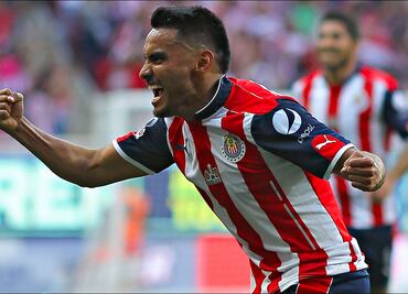 'Gallito' Vázquez cerca de regresar a Chivas