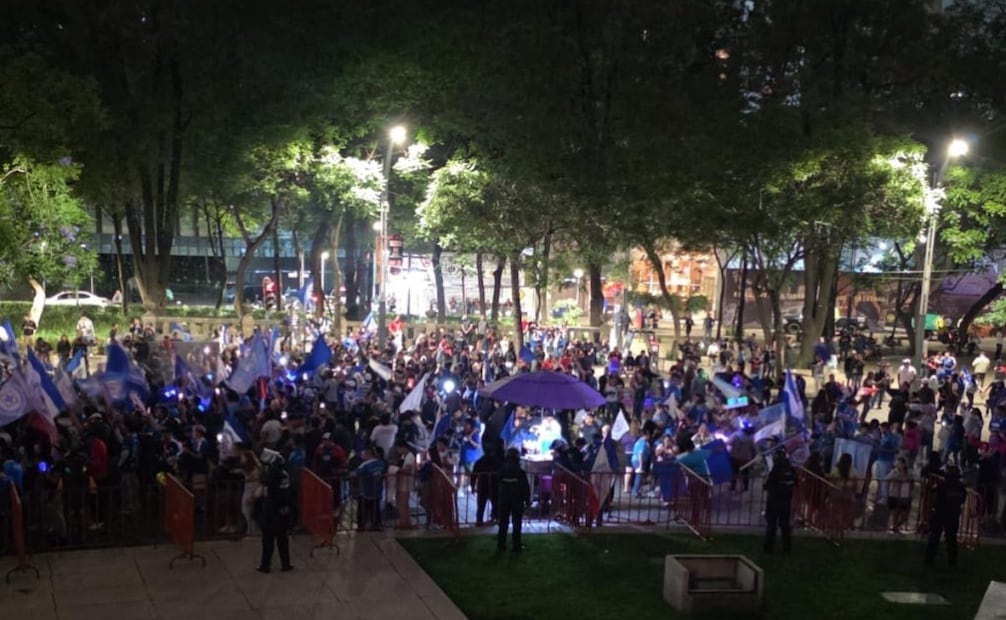 Aficionados del Cruz Azul celebran en El Ángel de la Independencia. Foto: Especial
