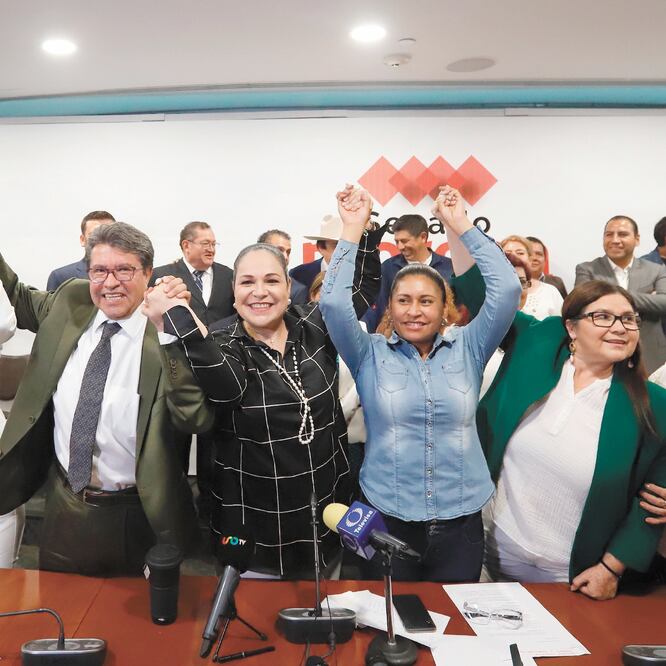 El senador Ricardo Monreal y la bancada de Morena festejan la elección de Mónica Fernández para relevar a Martí Batres en la presidencia de la Cámara Alta. BERENICE FREGOSO. EL UNIVERSAL