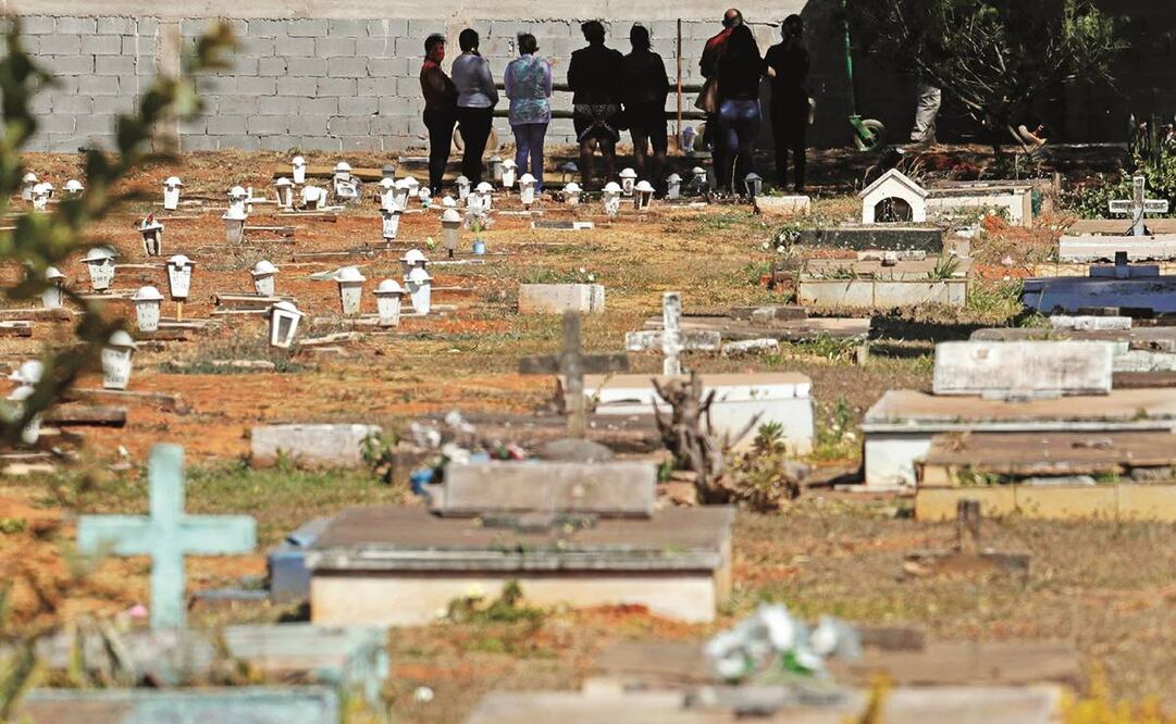 La reducción en la calificación de los gobiernos nacionales es producto de la conjunción de un aumento del contagio y un deterioro de la situación de la economía, dicen especialistas. En la imagen, un funeral de una persona que falleció por Covid-19, en B