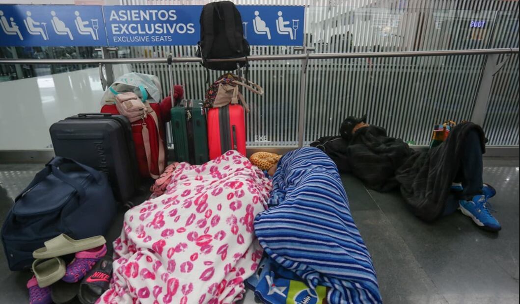 Por segundo día consecutivo, vuelos de miles de pasajeros de la Terminal 2 del AICM fueron retrasados o cancelados debido a las intensas lluvias de la madrugada del martes, el 12 de agosto de 2025. Foto: Luis Camacho/EL UNIVERSAL