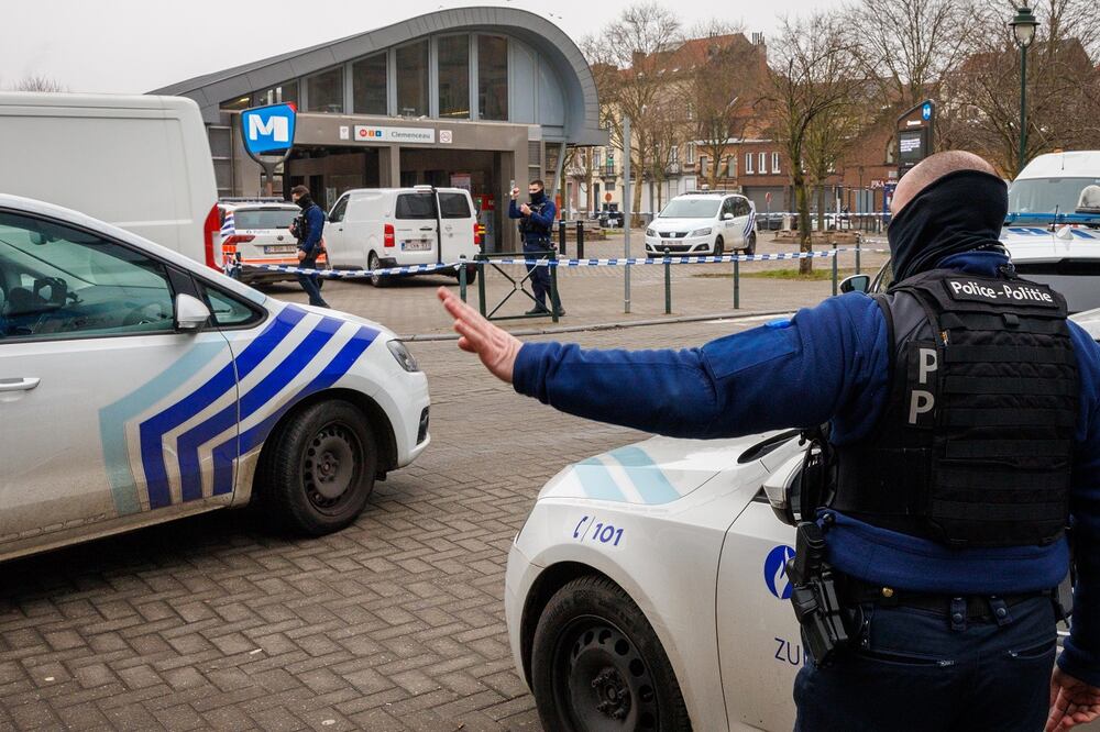 Agentes de policía belgas aseguran el área fuera de la estación de Metro Clemenceau después de un tiroteo en Bruselas, Bélgica. Foto: EFE
