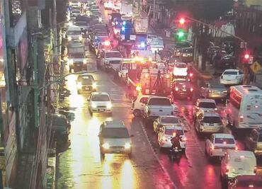 Empleados de grúas bloquean avenida Central, Insurgentes y vía al AIFA en Ecatepec; piden operar sin concesión