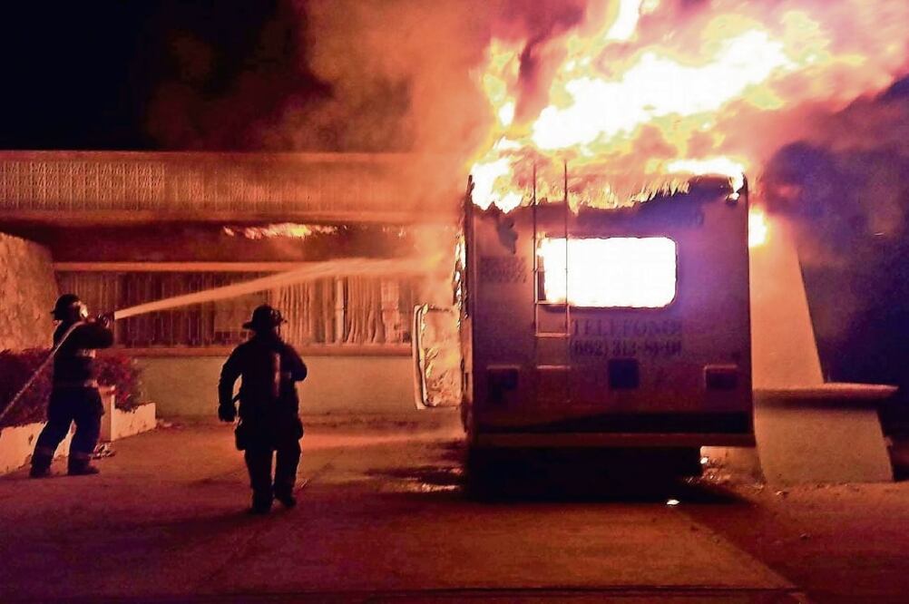 Cuerpos de auxilio acudieron a la CEDH, donde se registró el incendio de la unidad móvil de Atención Ciudadana que estaba afuera del organismo. (FOTO: AMALIA ESCOBAR. EL UNIVERSAL)