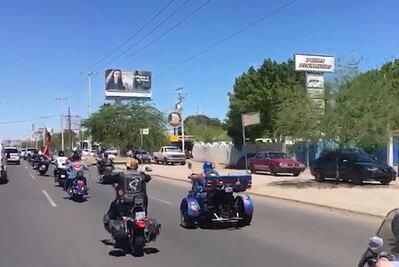Caravana de motociclistas escoltan a AMLO