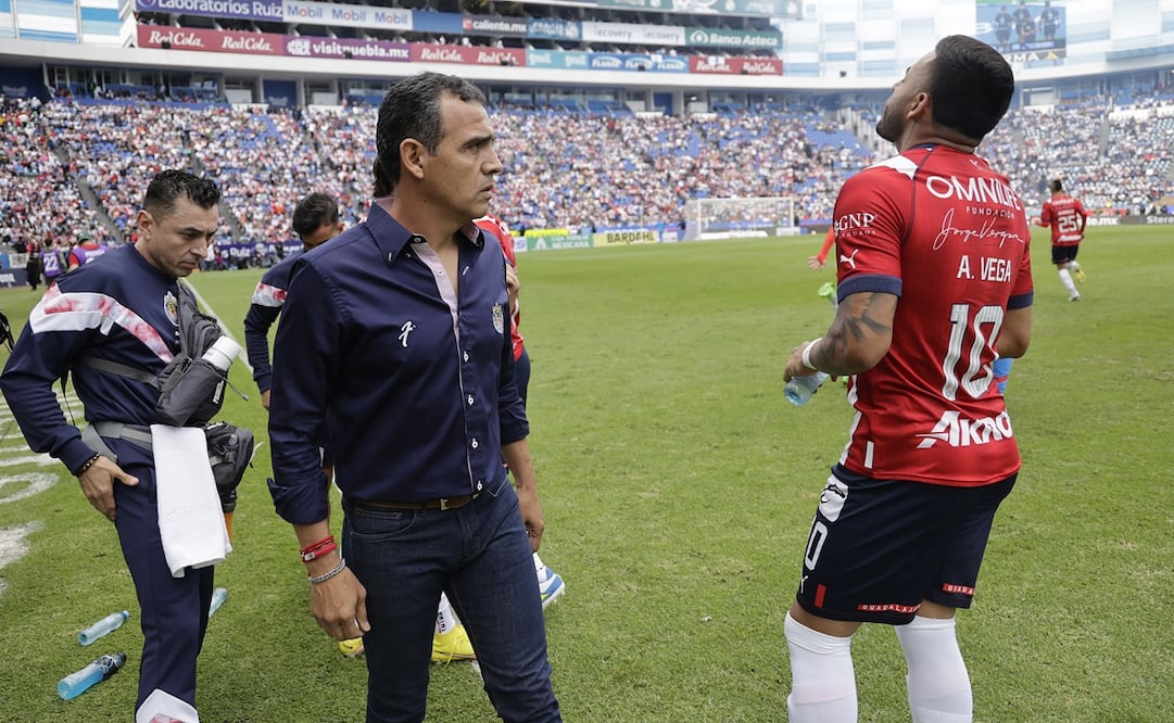 Ricardo Cadena dando instrucciones a Alexis Vega - FOTO: Imago7