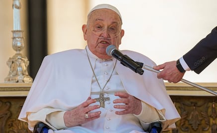 Papa Francisco hace una aparición sorpresa en plaza de San Pedro; rezó por los médicos, enfermeras y trabajadores de la salud