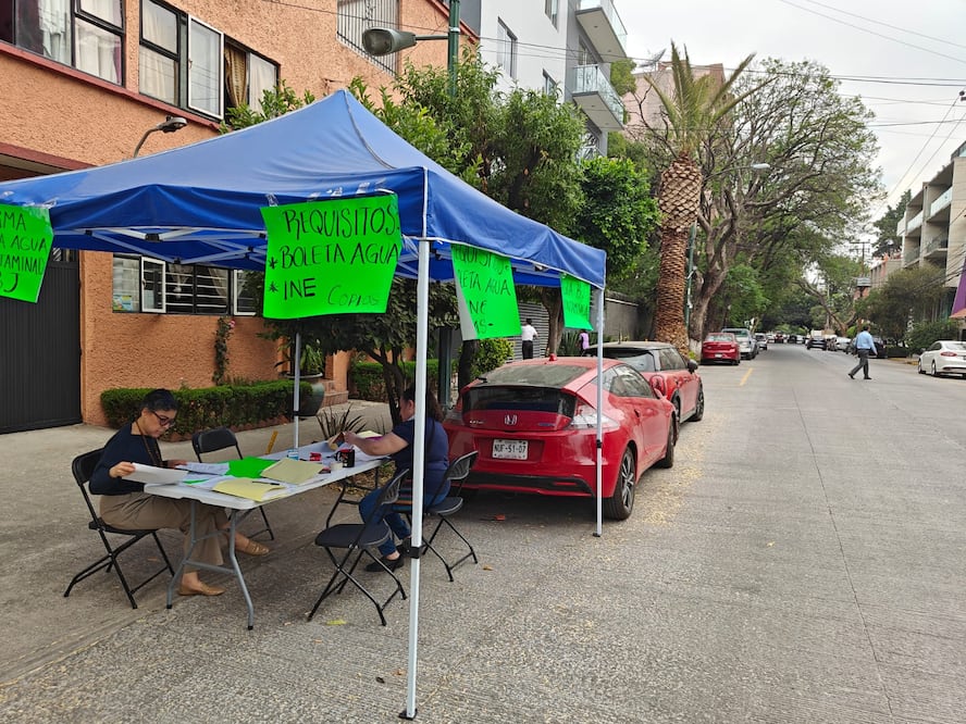Vecinos de la alcaldía Benito Juárez continúan recolectando firmas para entablar la demanda colectiva contra el gobierno de la CDMX por el agua contaminada en la demarcación. (FOTO: David Fuentes)