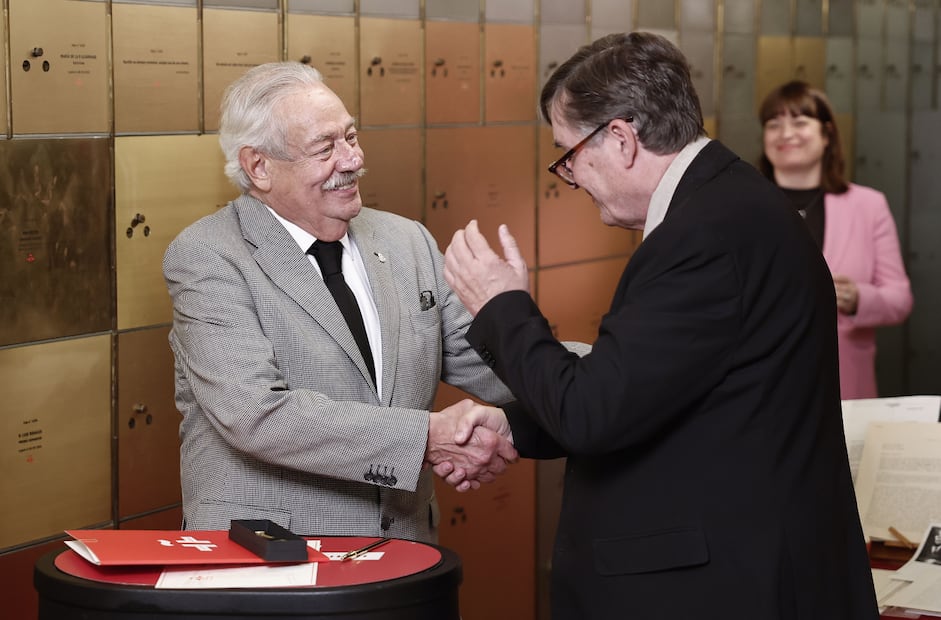 Gonzalo Celorio deposita su legado en la Caja de las Letras del Instituto Cervantes, a dos días de recibir el Premio Cervantes 2025.
Foto: EFE / Sergio Perez